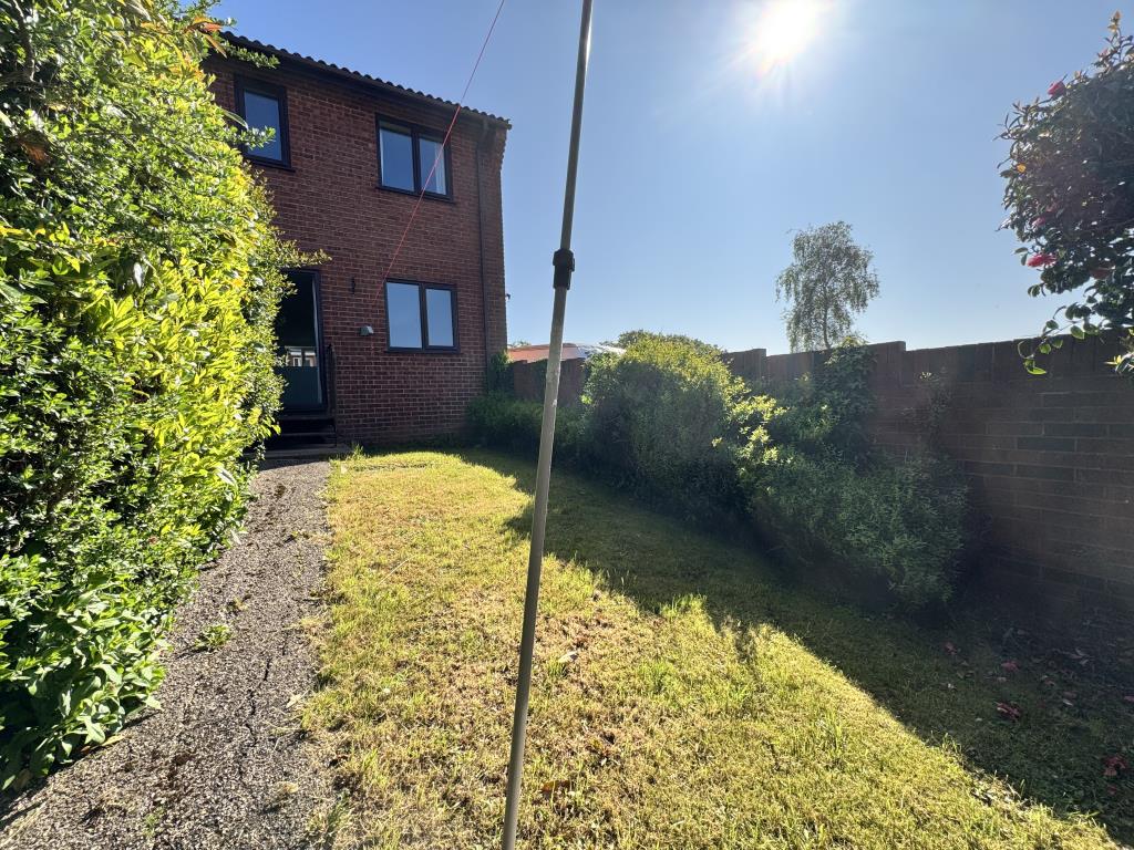 Lot: 76 - TWO-BEDROOM END-TERRACE HOUSE - Garden